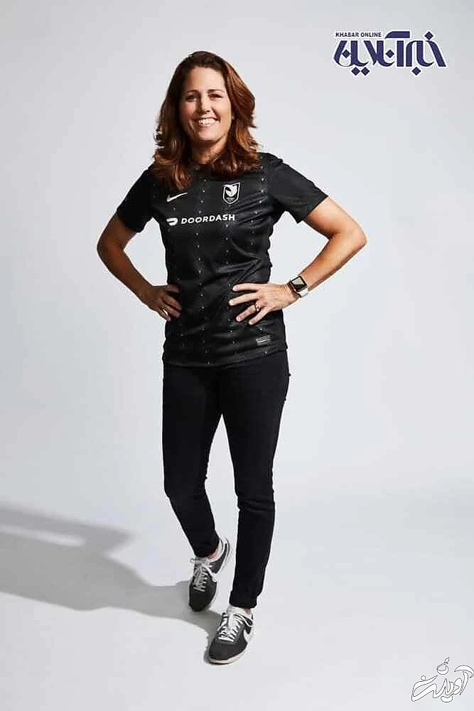 تصاویر - پای ستاره زن هالیوود به دنیای فوتبال باز شد- رونمایی لباس با ناتالی پورتمن